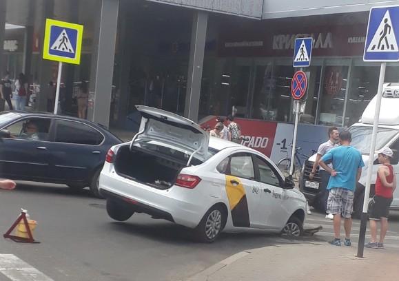 В центре Ставрополя в ливневку провалился автомобиль «Яндекс такси»